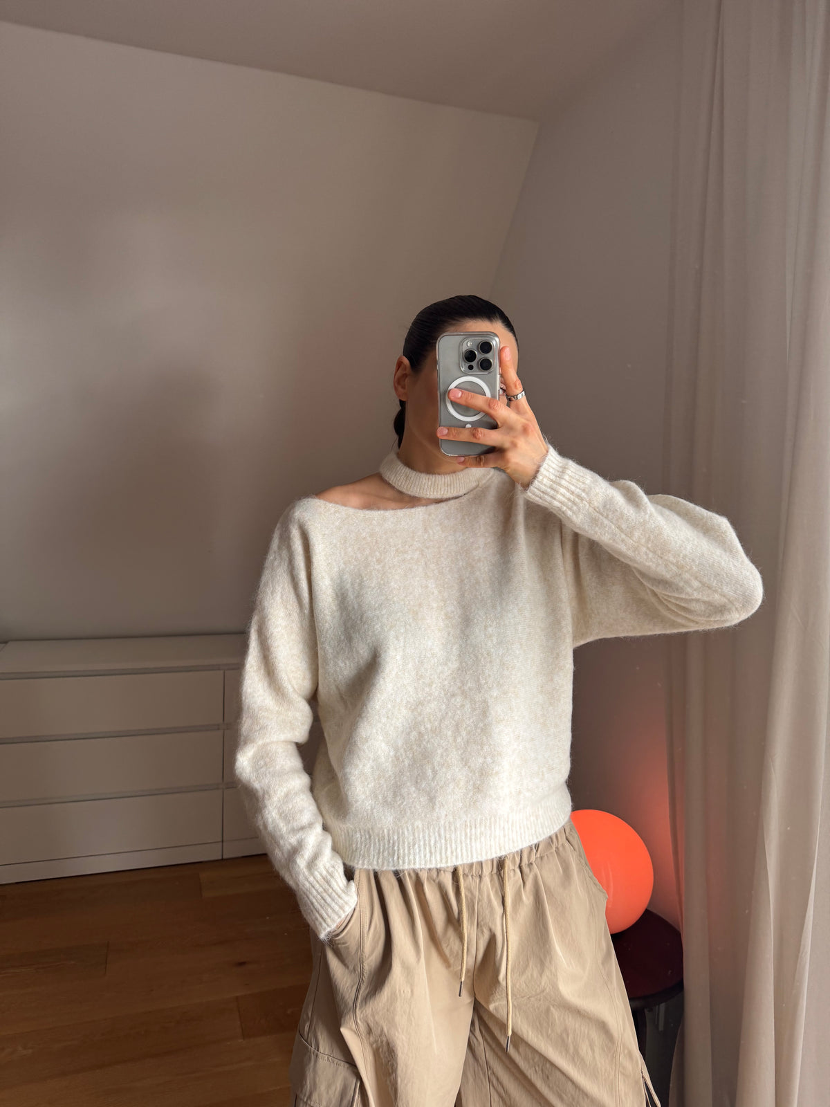 PULLOVER MIT CUT-OUT